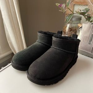 NWOT Size 5 Ugg mini Black